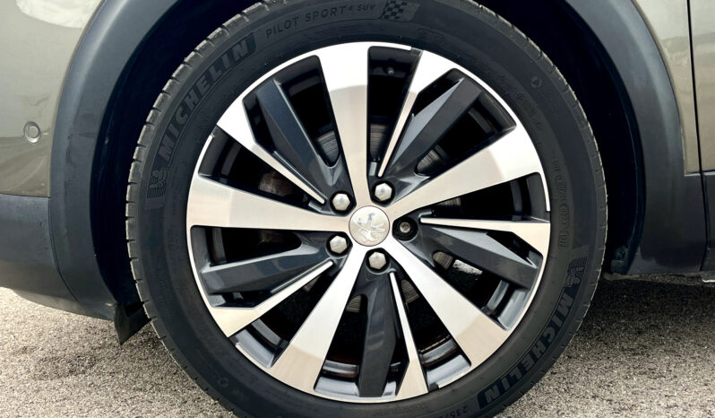 
								PEUGEOT 3008 complet									